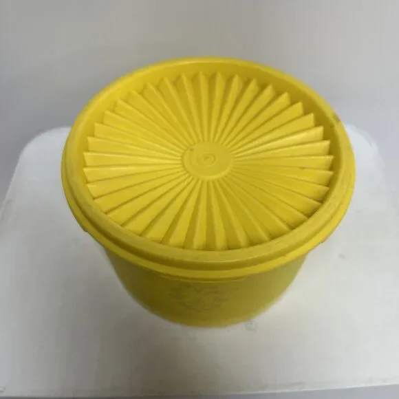 Vintage Tupperware 1204 Servalier Yellow 8 Cup Squat Round Canister With Lid - Picture 2 of 4